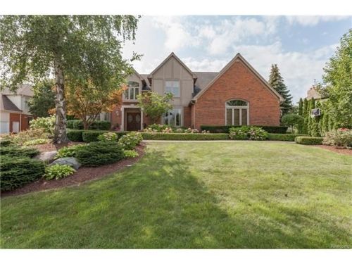 1110 Ridgeway Dr, Rochester, MI 48307-1771