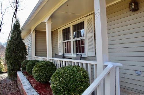23 Fawn Ridge Dr, North Haven, CT 06473-2855