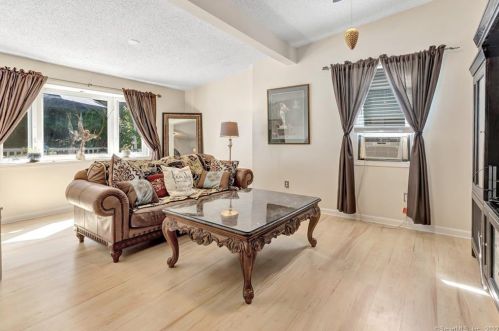 143 St, Seymour CT 06483-2910 exterior