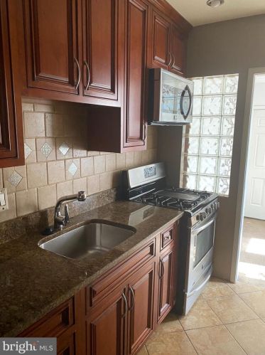 19 Hamilton St, Washington, DC 20011-6703