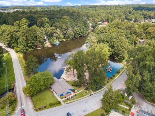 8474 Lake Dr, Lithonia GA  30039-6562 exterior