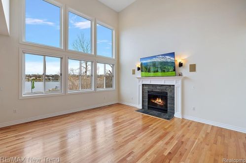 692 Appalachi St, Walled Lake MI  48390-1005 exterior