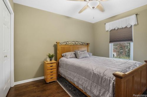 823 Cyn Crk Dr, Holly MI 48442-1560 exterior