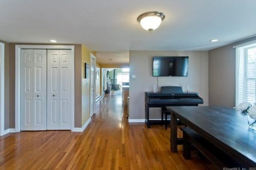 82 Mullen Rd, Enfield CT 06082-6033 exterior