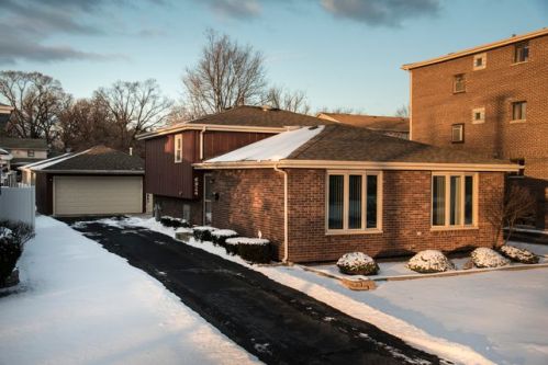 6924 Crandall Ave, Worth, IL 60482-1431