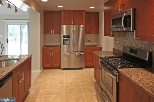 1318 Mayflower Dr, Mc Lean VA  22101-3402 exterior