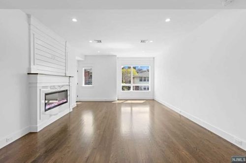 213 7th St, Palisades Park, NJ 07650-2015