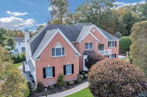 8 Concord Ct, Mahwah, NJ 07430-1419