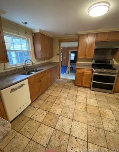 15 Anderson Rd, Norwalk CT 06851-2402 exterior