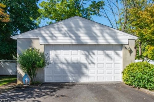 29 Westminster Ter, Town Center NJ 07052-2735 exterior