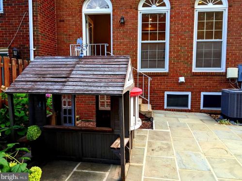 8069 Powderbrook Ln, Springfield VA  22153-2927 exterior