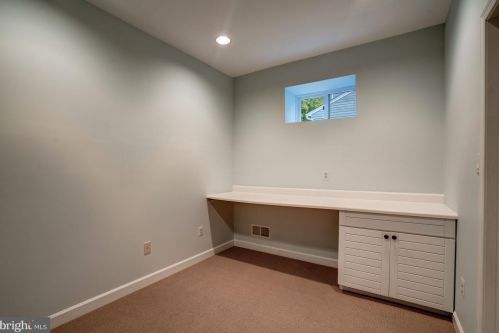 7621 Laurel Leaf Dr, Rockville MD 20854-1768 exterior