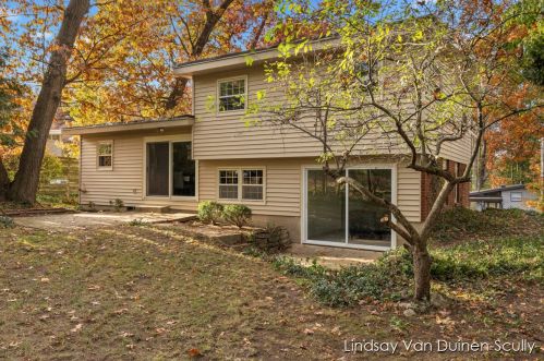 2246 Holliday Dr, Wyoming MI  49519-4238 exterior