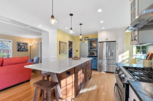 6924 Yates Rd, Milwaukee WI 53217-3948 exterior