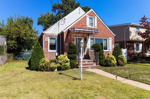 113 Kent Rd, Valley Stream, NY 11580-3318