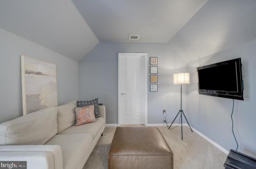 5 Cobblestone Ct, Columbus NJ 08022-1969 exterior