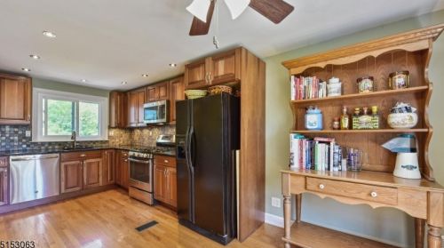 128 Mohawk Dr, Cranford NJ 07016-3364 exterior