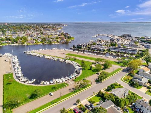 222 Cedar Ln, Babylon NY  11702-4417 exterior