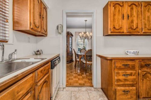 73 Gates Ave, Valley Stream NY 11580-3206 exterior