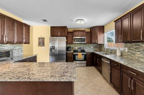 2032 Hideaway Cir, Fort Pierce FL 34952-4802 exterior