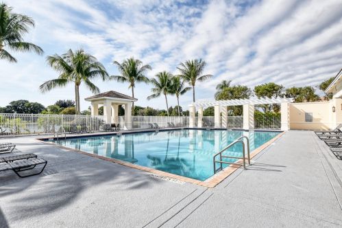 9212 Cove Point Cir, Boynton Beach FL 33472-2766 exterior