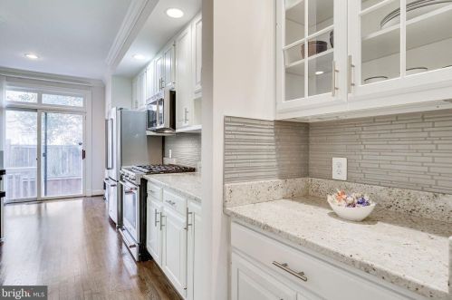 6636 Hampton View Pl, Mc Lean VA 22101-6003 exterior