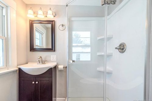 23 Holl St, Manchester CT 06040-5325 exterior