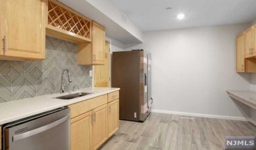 7 Millay Ct, Teaneck NJ 07666-6485 exterior