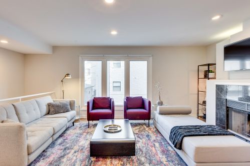 900 Erie St, Chicago, IL 60642-5976