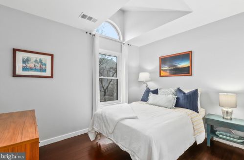 11120 Glade Dr, Herndon VA 20191-4706 exterior