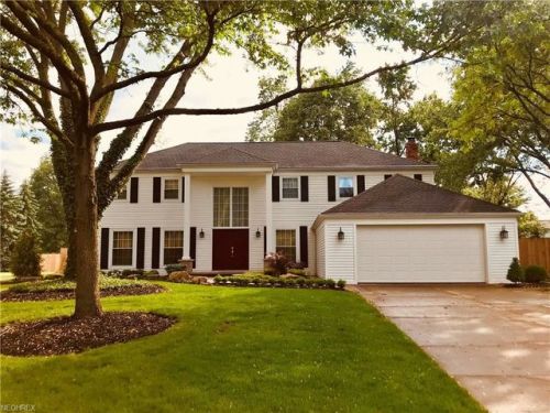 17819 Fox Holw Dr, Cleveland OH  44124-6124 exterior