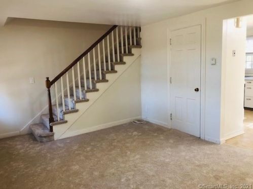 27 Lansdale Ave, Milford CT 06460-5153 exterior