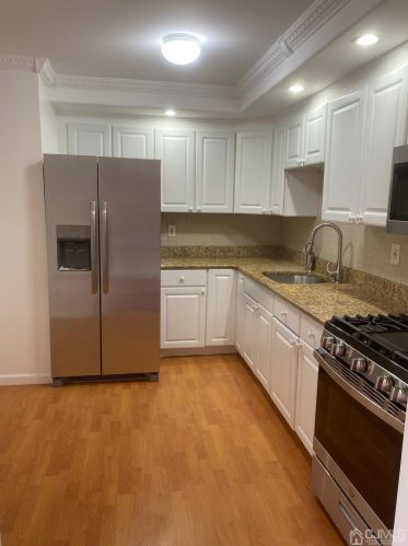 464 College Dr, Edison NJ  08817-5951 exterior