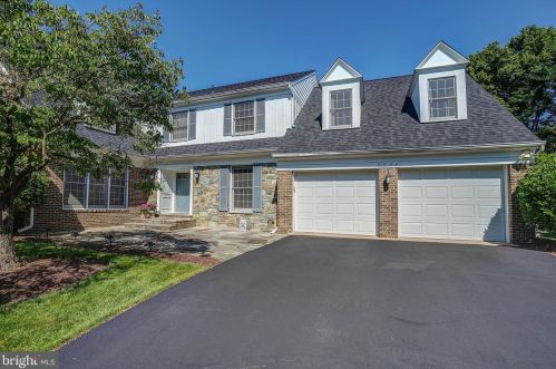 9400 Fox Hollow Dr, Rockville, MD 20854-2082