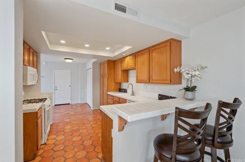 2182 Avocado Dr, Tustin CA 92782-8348 exterior