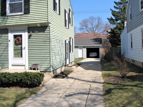 4736 Oakland Ave, Milwaukee, WI 53211-1233