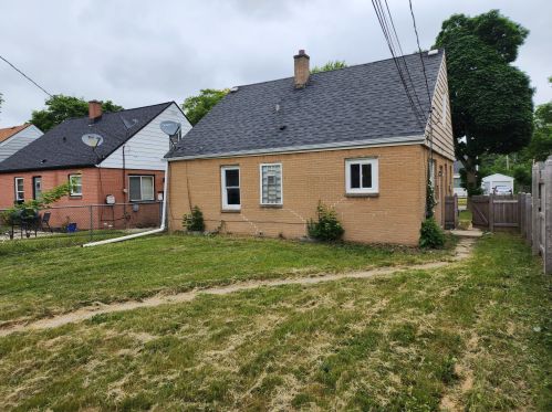 4871 64th St, Milwaukee, WI 53218-4020