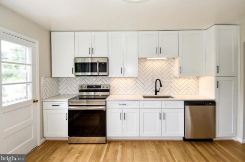 2879 Glenora Ln, Rockville MD 20850-3055 exterior