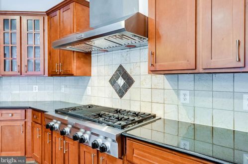 1339 Mayflower Dr, Mc Lean VA 22101-5612 exterior