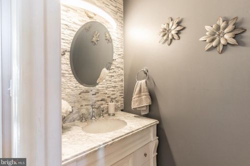 1121 Sunwood Ln, Lancaster PA  17601-7104 exterior