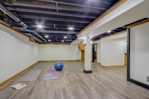 6990 Barnett Ln, Milwaukee WI 53217-3606 exterior