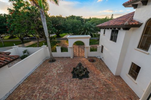 8060 Twin Lk Dr, Boca Raton FL 33496-1945 exterior