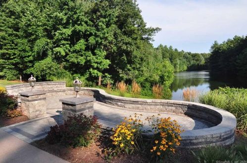 100 Pierce Blvd, Windsor CT 06095-1787 exterior