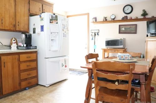 8 Sparkle St, Enfield CT 06082-5618 exterior