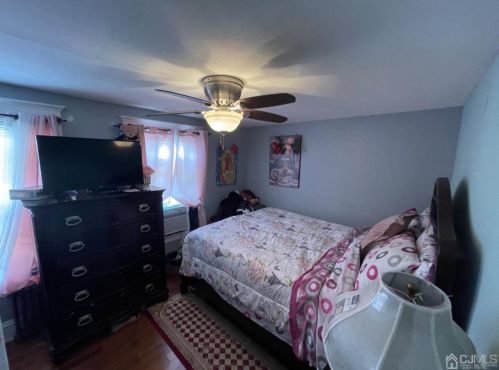 4 Columbus Ave, Edison NJ 08817-5240 exterior