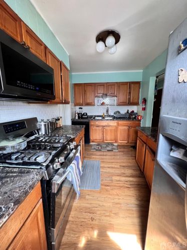 1087 Rahway Ave, Avenel NJ 07001-2011 exterior