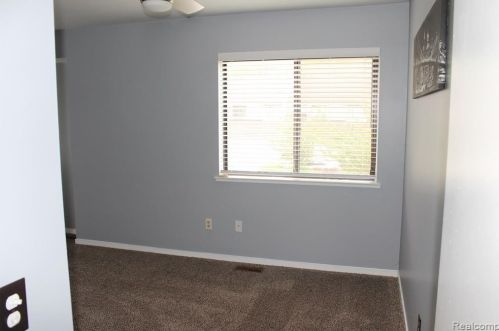 627 Ashley Cir, Rochester MI 48307-4593 exterior