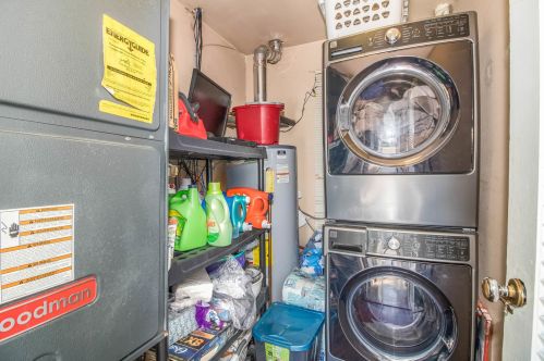 330 Shawnee Dr, Carol Stream IL  60188-1967 exterior