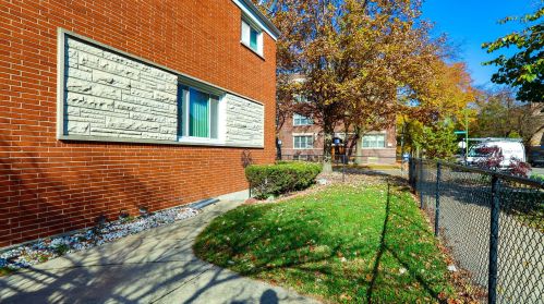1901 Sunnyside Ave, Chicago IL 60630-3923 exterior