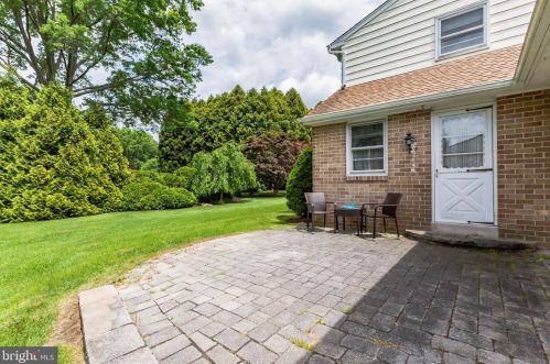 271 Lamplighter Ln, Huntingdon Valley PA 19006-3033 exterior